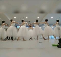 大人バレエレッスンで生徒が伸びやかに踊る姿